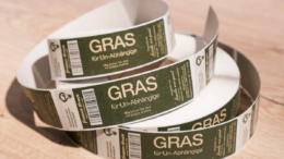 Der ISM Preis für die innovativste Verpackung ging an Froben Druck für seine Etiketten aus Graspapier. (Bild: Koelnmesse)
