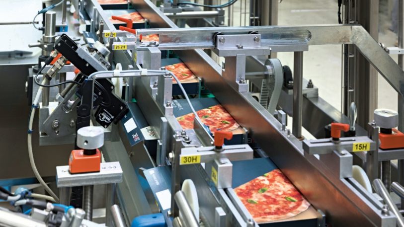 Der Pizzakartonierer HK P3 verarbeitet bis zu 160 Kartons pro Minute.