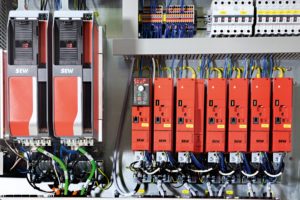 Mit dem Movi-C-Paket von SEW lassen sich Einachs- oder Mehrachsapplikationen auf Basis von Standards realisieren. (Bild: Petra Born/SEW)