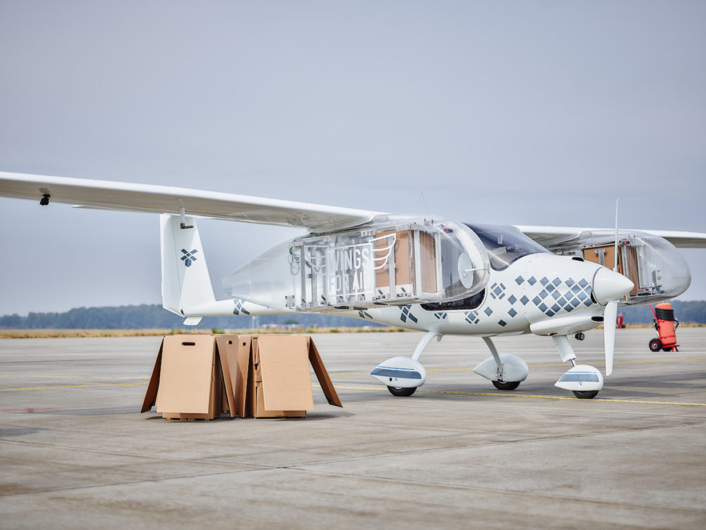 Flugzeug mit biologisch abbaubaren Kartons. (Bild: Wings for Aid Foundation)