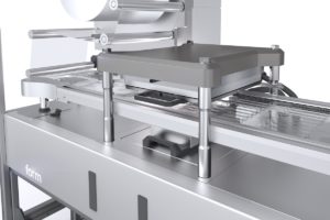 Die Heiz- und Formstation der KBS-C medplus mit Smart Heating für perfektes Steuern der Materialstärke und Smart Forming für optimiertes Formen der Blister.