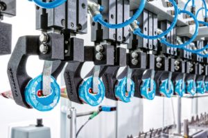 Individuelle 3-D-Werkzeuge, die formschlüssig auf Produkte angepasst sind, können über die Part-Streaming-Plattform von Schubert direkt in der Fertigung ausgedruckt werden.