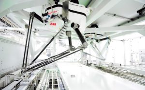 Durch die Kombination des IRB 390 FlexPacker mit dem abgebildeten IRB 360 FlexPicker können sich Hersteller eine Komplettlösung für die Vorsortierung und Gruppenverpackung zusammenstellen.