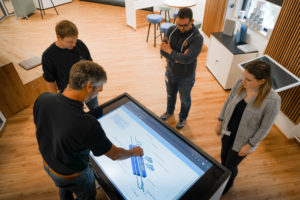Menschen an einem großen Display