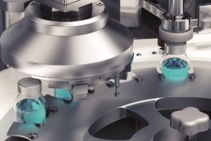 Bördelqualitätsprüfung an Vials: Ein spezieller Sensor ermöglicht die 360-Grad-Inspektion der Verschlusskappen mit nur einer Kamera.
