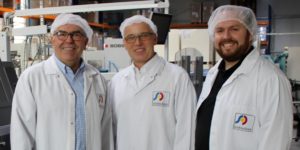 Mit der Universal-Faltschachtel-Klebemaschine EXPERTFOLD 110 A2 werden praktisch alle Arten von Faltschachteln produziert (von links): Udo Schäfer, Volker Claus (Bobst Meerbusch) und Timo Schäfer.