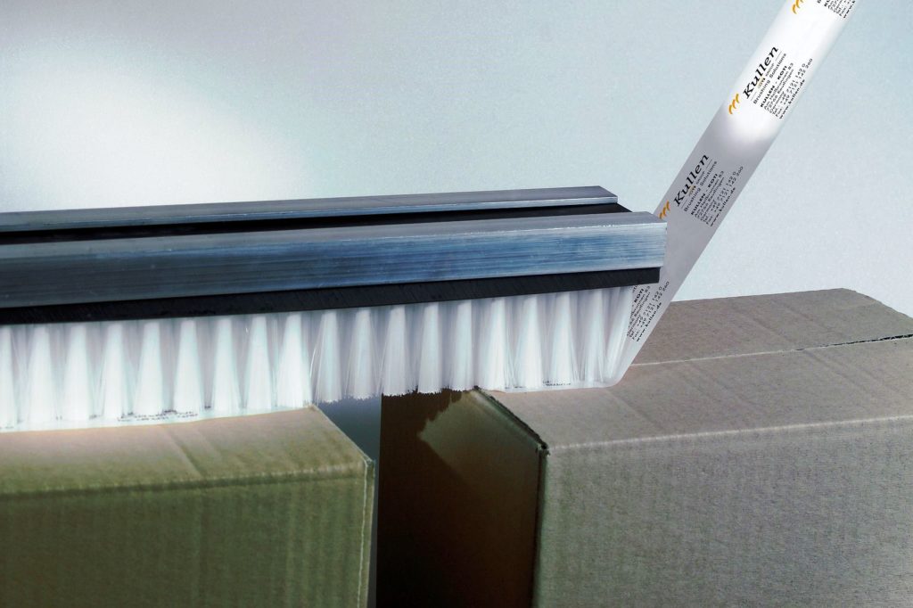 Das Aufbringen von selbstklebenden oder nassklebenden Verschlussstreifen auf Kartonagen ist eine typische verpackungstechnische Standardaufgabe für die Leistenbürsten von KULLEN-KOTI. (Bild: © KULLEN-KOTI)