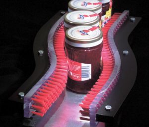 Für Aufgaben der Fördertechnik werden Technische Bürsten von KULLEN-KOTI an vielen anderen Stellen der Verpackungstechnik eingesetzt – zum Beispiel wenn bruchsensible Glasgebinde sicher von der Befüllung zur Auslieferung durch automatisierte Prozesse geführt werden sollen (Bild: © KULLEN-KOTI)