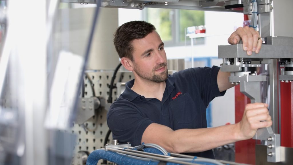 Verschiedene Formatteile werden sicher und griffbereit am Formatteilewagen fixiert.
