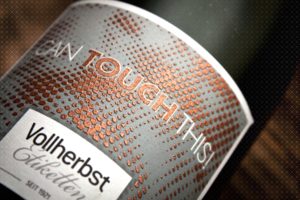 Mit craftLABEL bietet Vollherbst erstmals die Möglichkeit, charakteristische Elemente der Produkterzeugung und der Marke im Etikett abzubilden. Hier ein craftLABEL mit Bronzestaub. (Bild: Vollherbst)