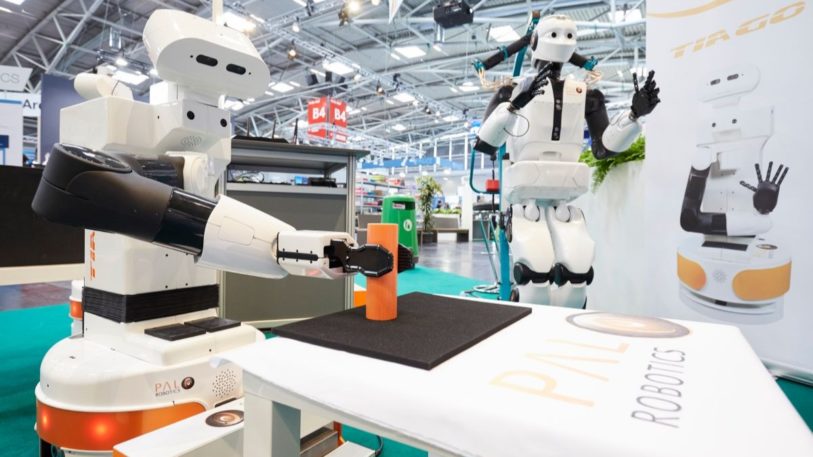 Zwei menschliche Roboter auf einer Messe