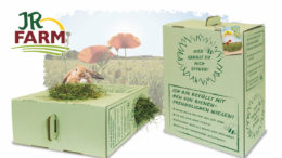 Erntefrisches Heu in Graspapier-Verpackung