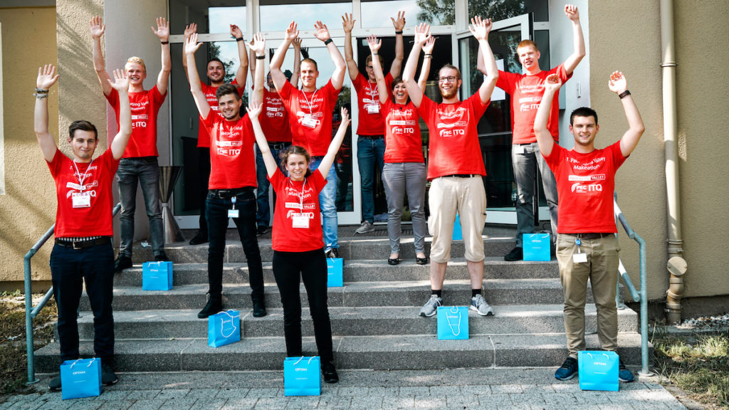 Studierende freuen sich über Ergebnisse