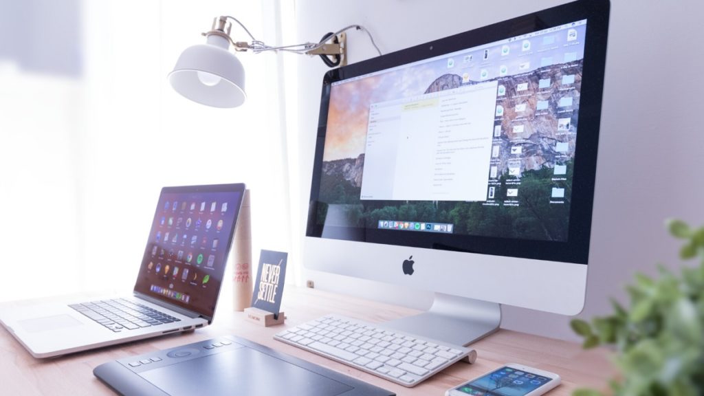 Schreibtisch mit Computer und Smartphone, Digitalisierung des Mittelstands