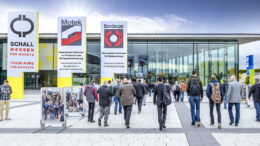 Besucher am Einlass zur Messe Motek in Stuttgart