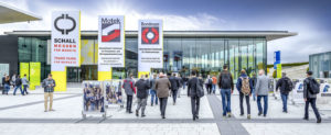 Besucher am Einlass zur Messe Motek in Stuttgart