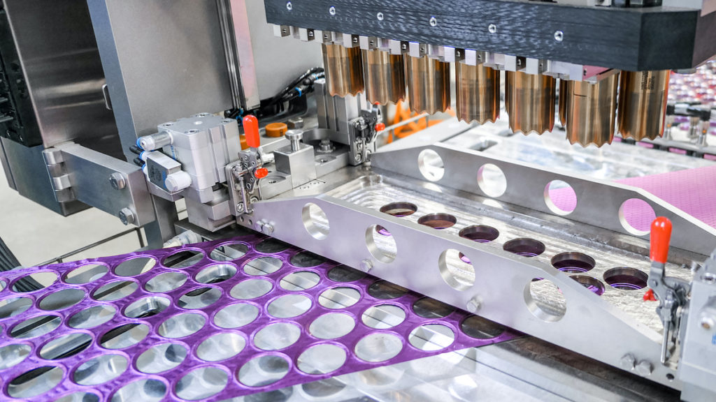 Kaffeekapseln werden ausgestanzt