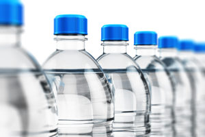 rPET Plastikflaschen mit Wasser und blauem Deckel GKV Bilanz 2020