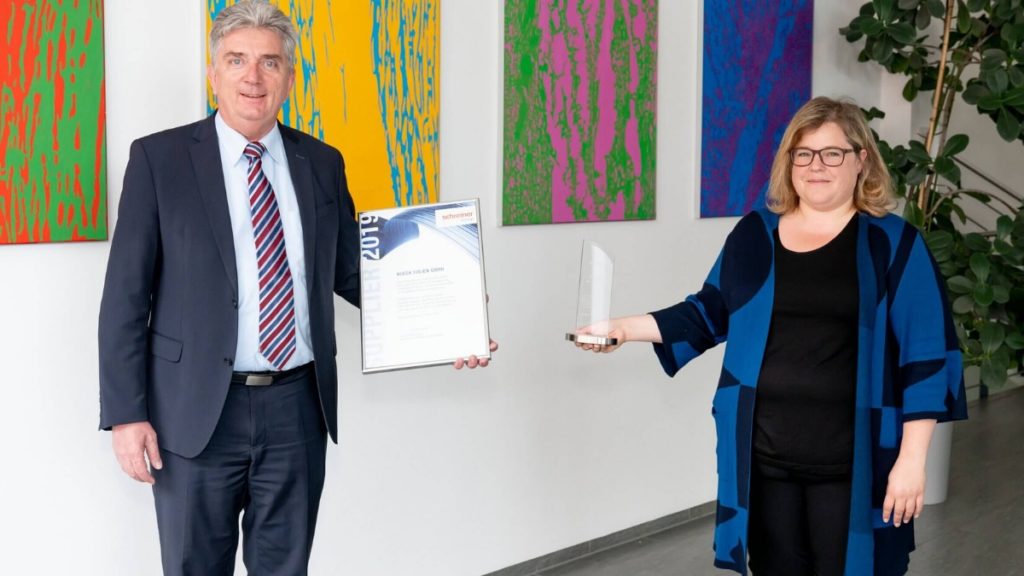 Manfred Laschinger und Claudia Hahlbeck von der Schreiner Group mit der Auszeichnung für Hueck Folien