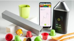 Kaffeekapseln, Einwegbesteck, Smartphone und mobiles Messgerät zur Nahinfrarot Spektroskopie zur Trennung von Kunststoffen