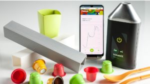 Kaffeekapseln, Einwegbesteck, Smartphone und mobiles Messgerät zur Nahinfrarot Spektroskopie zur Trennung von Kunststoffen