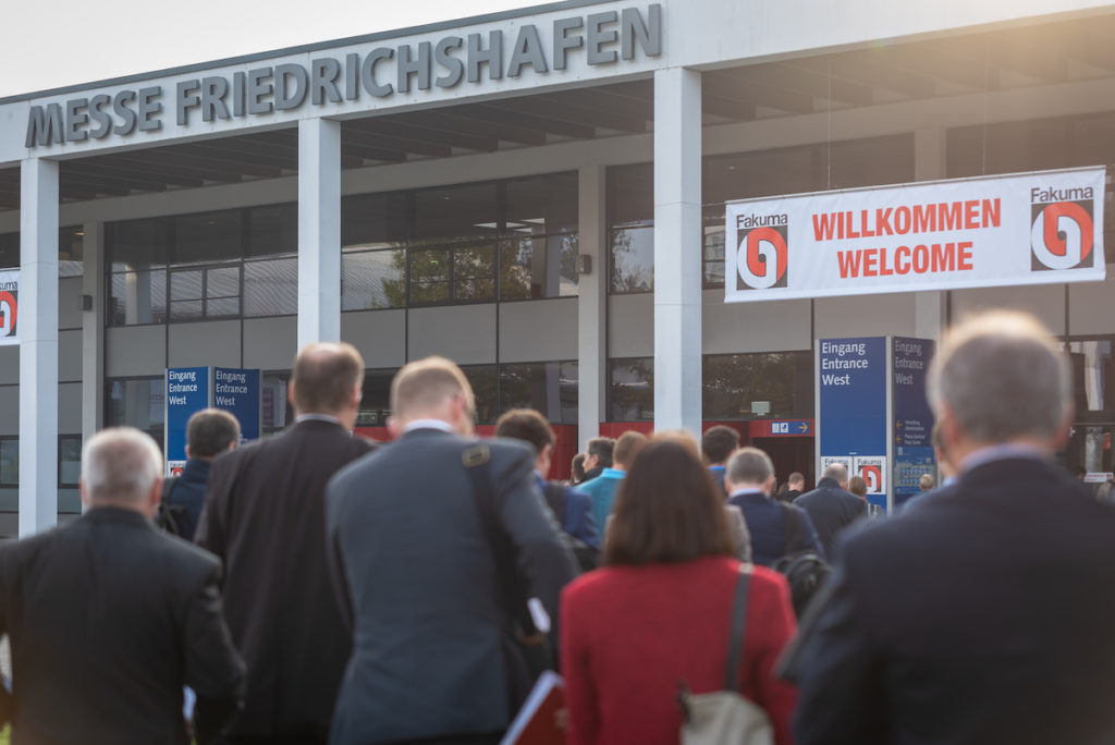 Besucher auf dem Weg zur Messe Fakuma in Friedrichshafen 