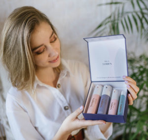 Frau beim Unboxing von Yours Kosmetik