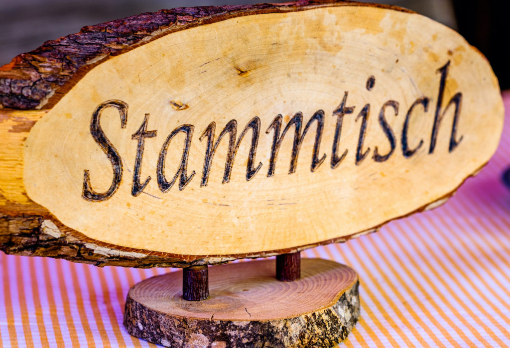 Ein Stammtisch Schild aus Holz