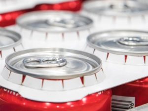 Coca Cola Dosen werden von Kartonverpackung gehalten