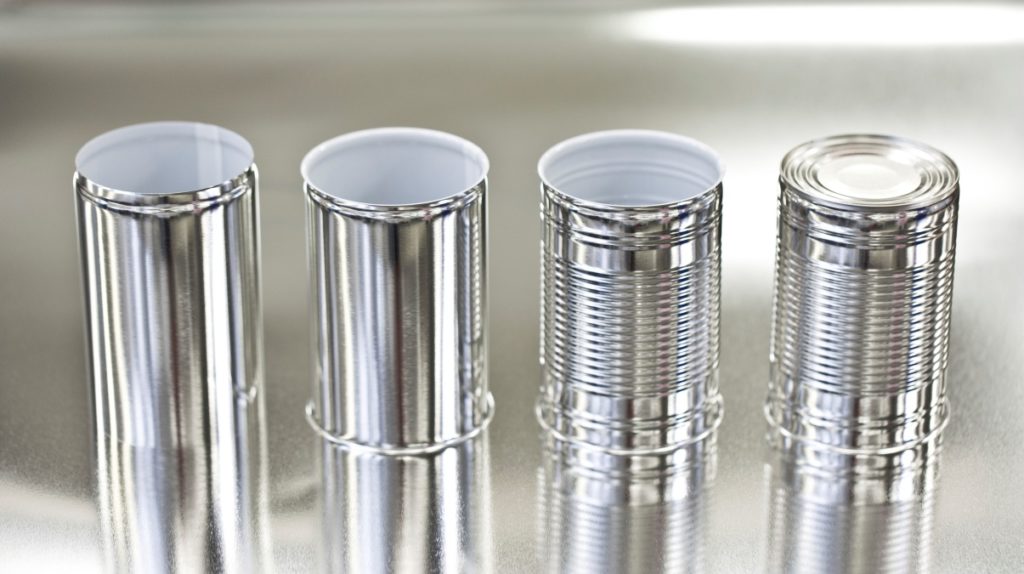 Lebensmitteldosen in unterschiedlichen Herstellungsstadien