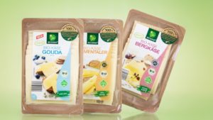 Drei Sorten von Heumilchkäse in brauner Verpackung