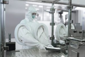 Harro Höfliger bietet maßgeschneiderte Barrieretechnik zum Schutz von Produkt, Bediener und Umwelt