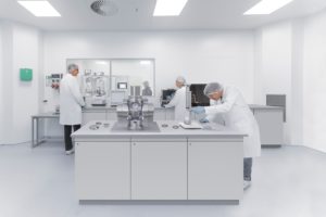 In zehn Reinräumen, darunter drei für den High- Potent-Bereich, können Originalformulierungen in kontrollierter Umgebung verarbeitet werden.