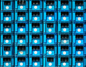 Blaue Mehrweg-Getränkekisten