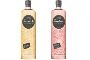 Zwei Glasflaschen mit Friedrichs Gin Liqueur