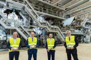 Vier Menschen in Sicherheitswesten beim Anlauf der Progroup Papiermaschine PM3