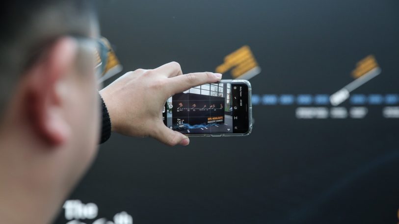 Mann hält Smartphone und filmt auf der Veranstaltung SPS