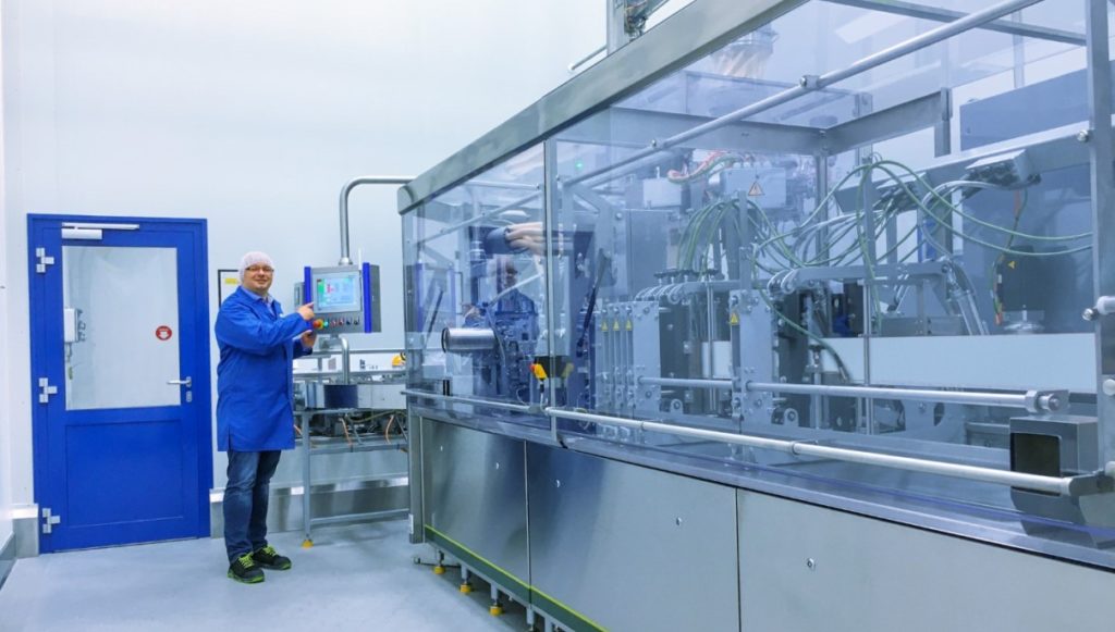 Bediener vor einer Anlage für Siegelrandbeutel