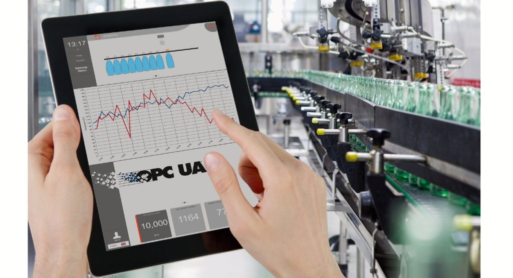 Tablet mit Daten von B&R vor Flaschenabfüllanlage