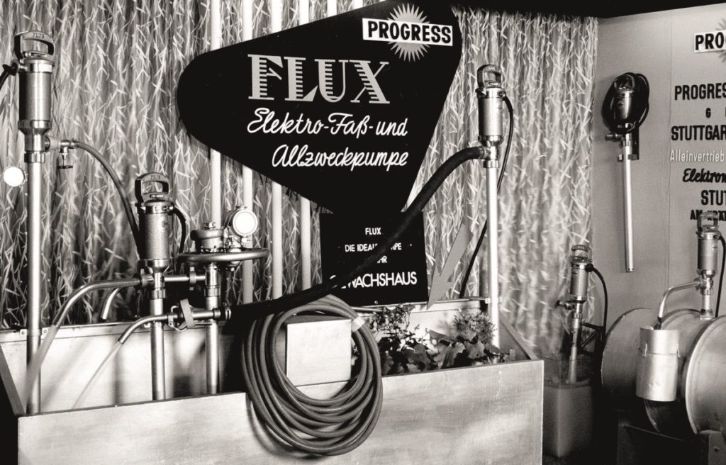 Schwarz-Weiss-Aufnahme einer Flux-Pumpe von 1956