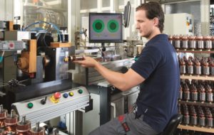 Mann bei der Fertigung von FLUX Kollektormotoren