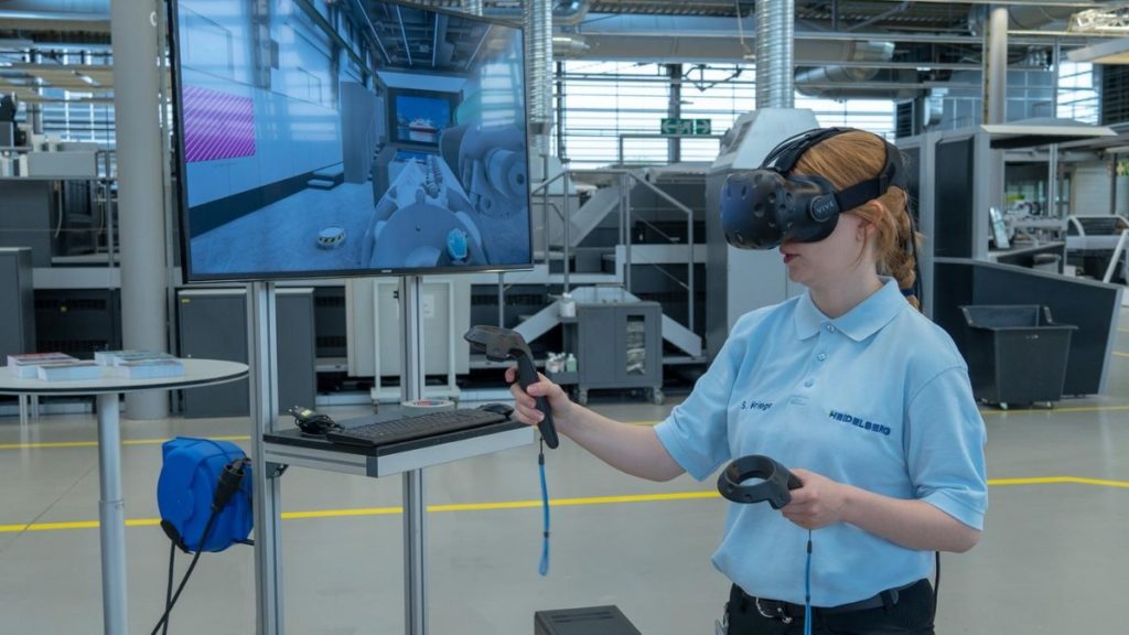 Auszubildende mit VR-Brille bei Heidelberg