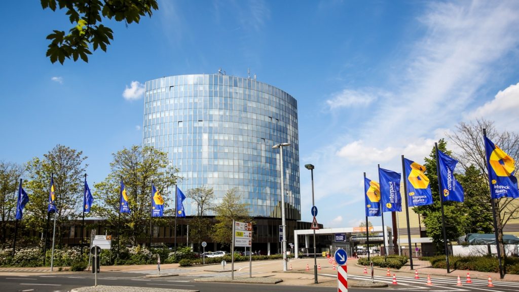 Messegelände Düsseldorf mit Fahnen interpack 2023
