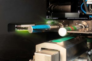 Drei Dosen werden im Digitaldruck maschinell bedruckt