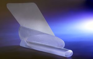Beschichtetes Papier vor blauem Hintergrund