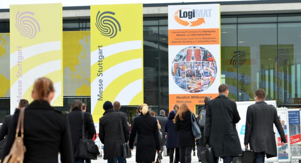 Eingang zur Logimat mit Besuchern