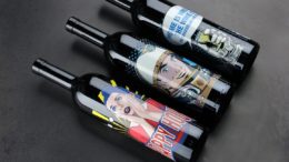 Drei Flaschen mit farbigem Digitaldruck