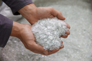Eine Hand voll mit rPET-Flakes