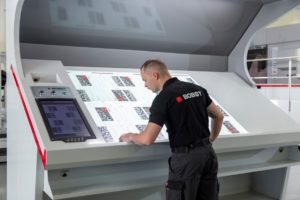 Mann guckt auf das Display zur Qualitätskontrolle