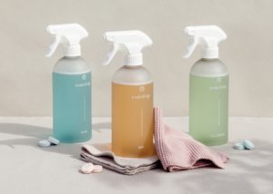 Haushaltsreiniger in plastikfreier Tabform von everdrop, einzeln und aufgelöst in Sprühflaschen
